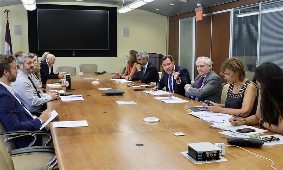El ministro de Transportes y Movilidad Sostenible, Óscar Puente, se reúne con el comisionado del Departamento de Transporte de Nueva York, Mike Flynn, en su visita a la ciudad norteamericana. 