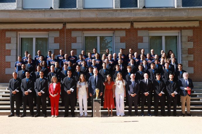 Los Reyes de España, don Felipe VI y doña Letizia, la Princesa de Asturias y la infanta Sofía reciben a la selección española de fútbol en el Palacio de La Zarzuela de Madrid