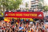 Foto: Unos 1.800.000 aficionados toman las calles de Madrid al paso de la selección, según Delegación de Gobierno