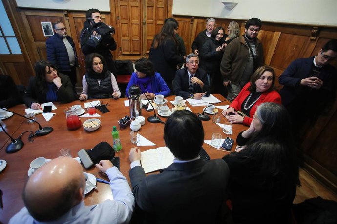 Santiago, 20 de julio de 2026. Se reunen las y los presidentes, secretarios generales, jefes de bancada y abogados constitucionalistas de los partidos de oposicion en la sede del Partido Socialista para abordar los ultimos acontecimientos relacionados
