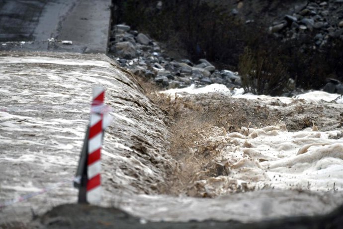 Coquimbo, 18 de julio de 2026. Debido a las intensas precipitaciones que afectan a la zona se activaron la mayoría de las quebradas como es el caso de Islon que corto la ruta dejando aislada a localidades del sector.  Alejandro Pizarro/Aton Chile