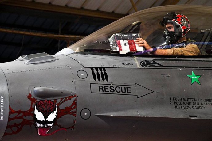 Um caça F-16 norte-americano preparado para lançar ataques contra o Irã