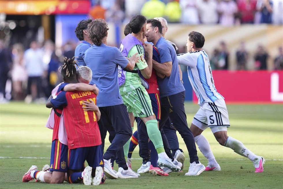 Leandro Paredes y Gavi tras la final del Mundial