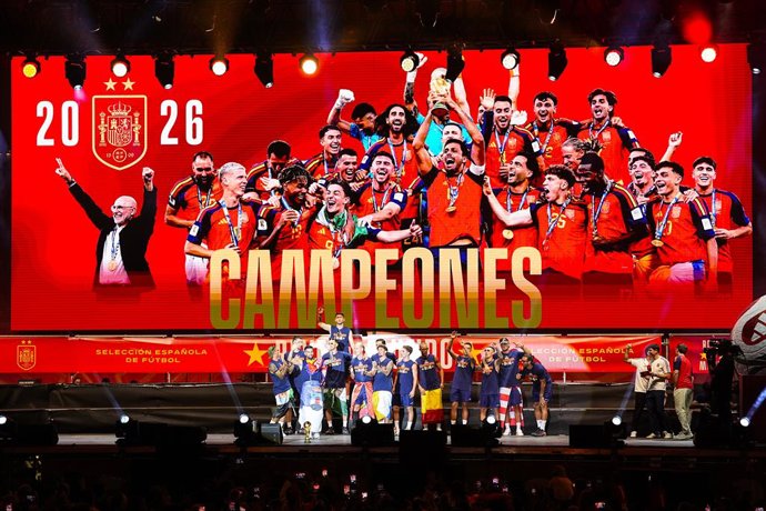 Os jogadores da Espanha comemoram no palco durante a festa em homenagem à Espanha como campeã da Copa do Mundo da FIFA de 2026, no Palácio de Cibeles, em 20 de julho de 2026, em Madri, Espanha.