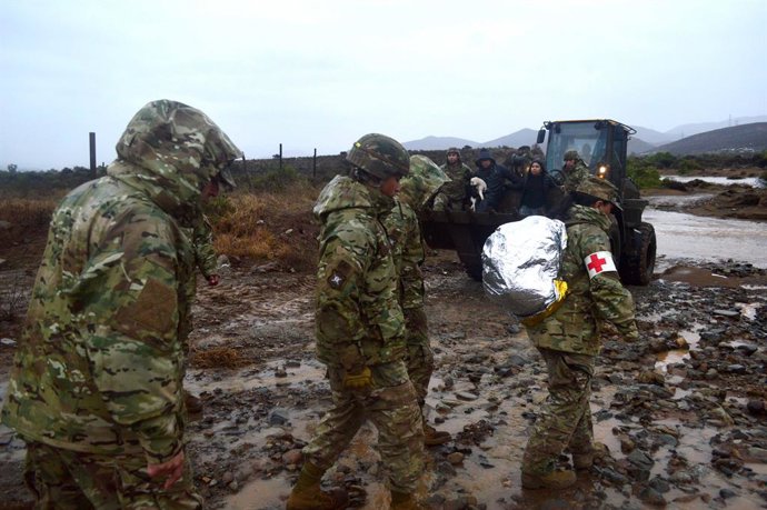 Coquimbo, 19 de julio de 2026. En la comuna de Coquimbo en el sector rural de Tambillos el Ejercito de Chile realiza el rescate de familias aisladas con maquinaria pesada debido a la activación de quebradas. Alejandro Pizarro/Aton Chile