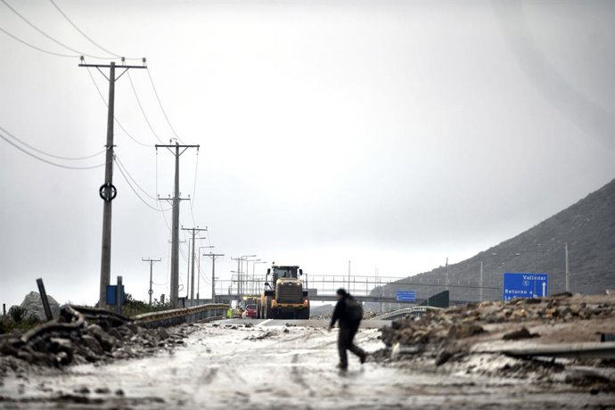 La Serena, 21 de julio de 2026. Alud de barro y piedras corto a Chile en dos en el km 499 de la ruta 5 norte.  Sociedad concesionaria ruta del algarrobo trabaja con maquinarias pesada para habilitar al menos una via. Alejandro Pizarro/Aton Chile