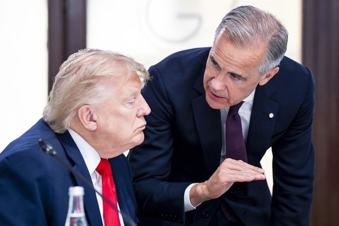 Archivo - June 16, 2026, Evian-Les-Bains, France: Prime Minister Mark Carney and U.S. President Donald Trump speak at the G7 working luncheon in Evian-les-Bains, France on Tuesday, June 16, 2026.