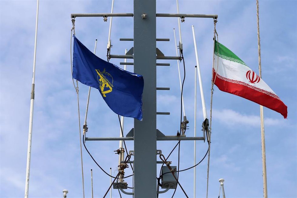 Archivo - Banderas de la Guardia Revolucionaria Islámica y de Irán en un buque de guerra del estamento militar