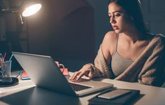 Foto: Más tiempo en internet y acoso online: un estudio alerta de su relación con los pensamientos suicidas en jóvenes