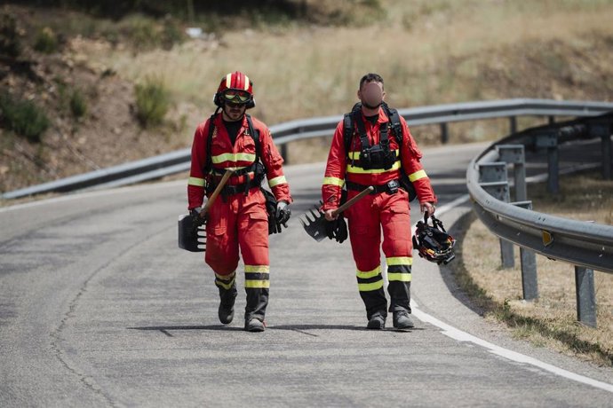 Dos militares de la UME durante las labores de extinción del incendio, a 18 de julio de 2026, en La Mierla, Guadalajara, Castilla-La Mancha (España). El fuego sigue activo en varios frentes y avanza hacia el municipio de Semillas, ha obligado a evacuar a 