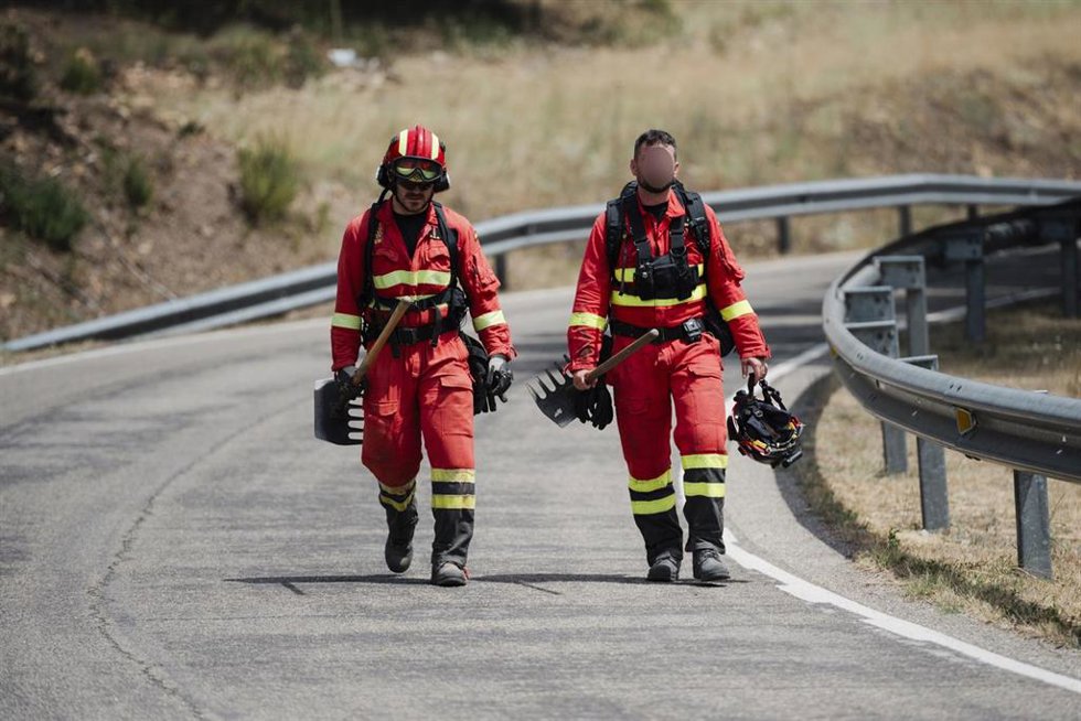 Dos militares de la UME durante las labores de extinción del incendio, a 18 de julio de 2026, en La Mierla, Guadalajara, Castilla-La Mancha (España). El fuego sigue activo en varios frentes y avanza hacia el municipio de Semillas, ha obligado a evacuar a