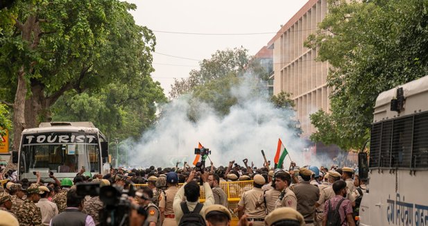 Cerca de 60 heridos y 70 detenidos en protestas contra el ministro de Educación de India, acusado de filtrar exámenes