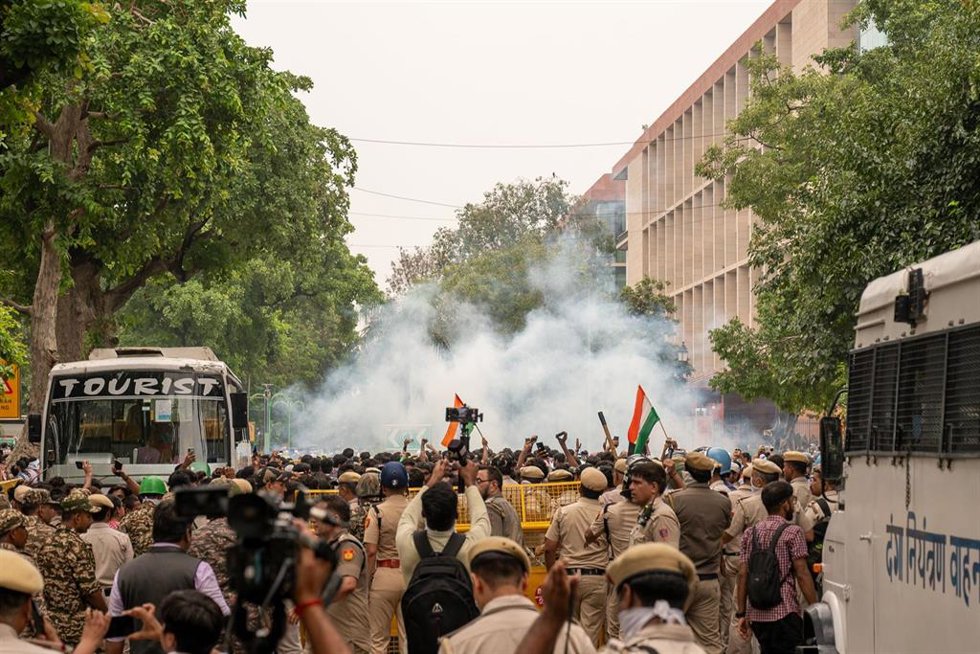 La Policía de Delhi lanza gases lacrimógenos contra los manifestantes durante una protesta organizada por el Partido Janta Cucaracha que marchaba hacia el Parlamento