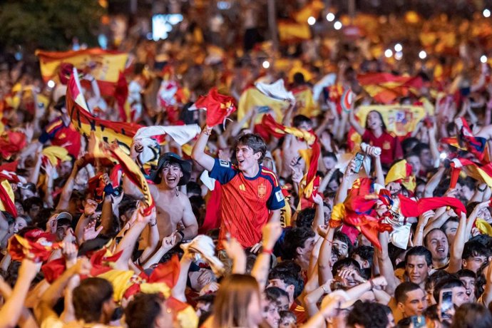 Aficionados españoles celebran la victoria de la selección española/argentina en la final del Mundial de fútbol 2026, a 19 de julio de 2026, en Madrid (España). 