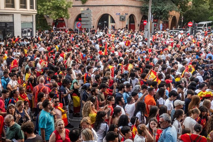 Aficionados saludan al autobús de la Selección durante la rúa de celebración de la Selección Española por el triunfo en el Mundial 2026, a 20 de julio de 2026, en Madrid (España). El combinado español se convirtió ayer en campeón del Mundial 2026 de fútbo