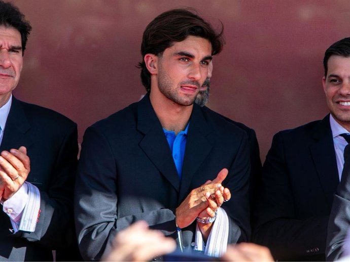 El traje de Loewe de la selección española es una premonición de lo que está por venir y sabemos el por qué