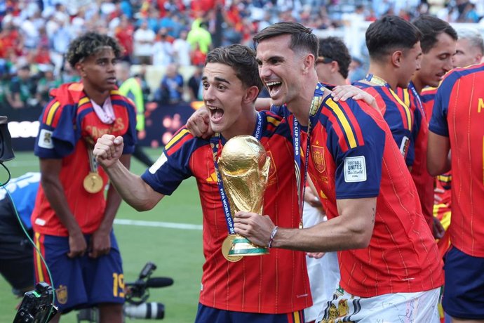 Archivo - Gavi #9 and Fabian Ruiz #8 of Spain with the trophy following the FIFA World Cup 2026 Final football match between Spain and Argentina  - Photo Jean Catuffe / DPPI