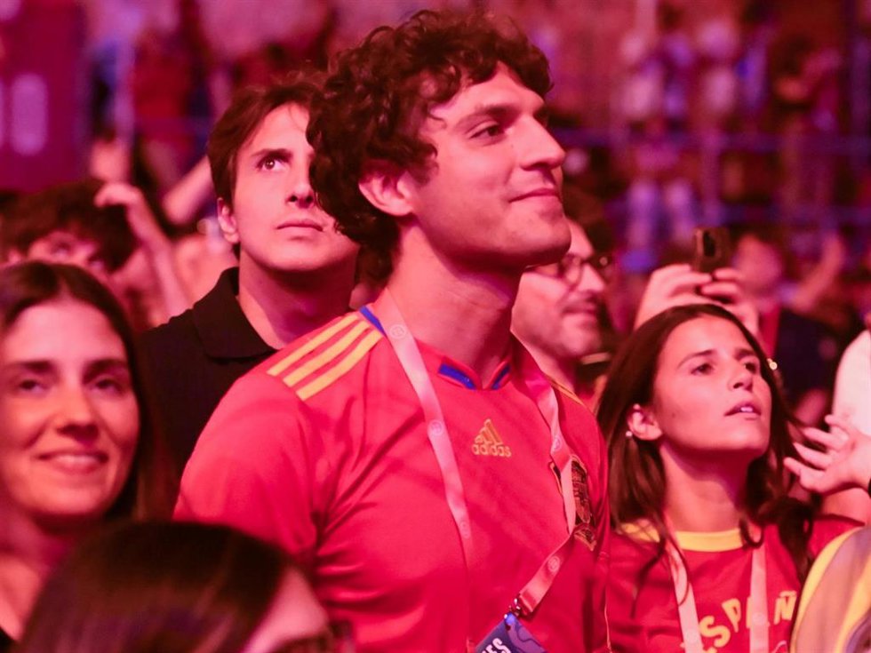 Tana Rivera y Roca Rey en la fiesta de La Roja en Cibeles con Tomás Páramo y María G. De Jaime