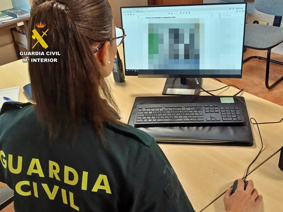 Agentes de la Guardia Civil investigan el suceso en Guareña