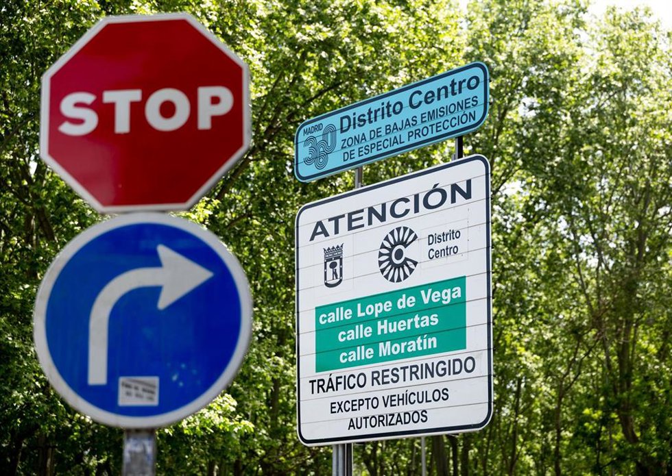 Archivo - Un cartel en la Zona de Bajas Emisiones en el centro de la ciudad, a 22 de abril de 2026, en Madrid (España).