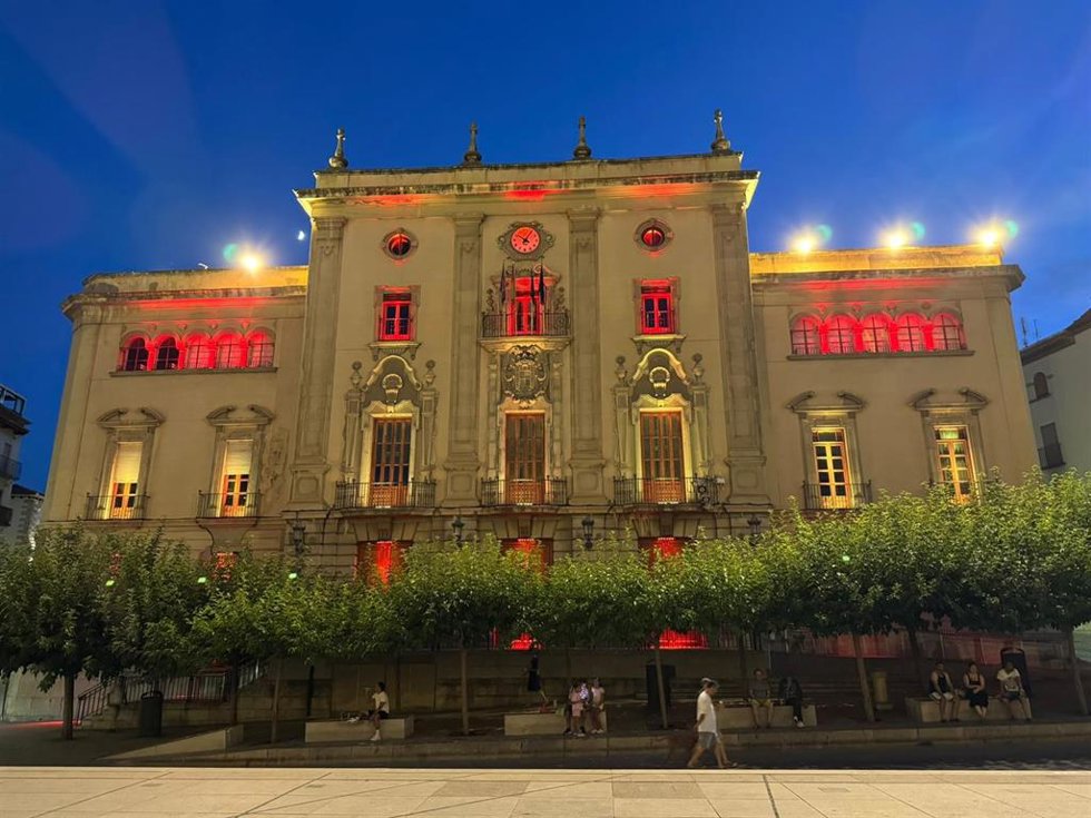 Fachada iluminada con los colores de España para celebrar la victoria de la selección española en el Mundial