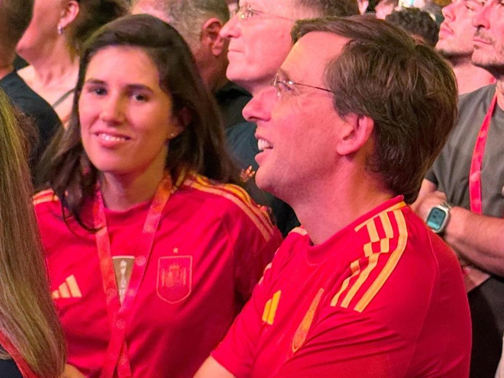 Teresa Urquijo y José Luis Martínez-Almeida durante la celebración de la Selección en la Plaza de Cibeles
