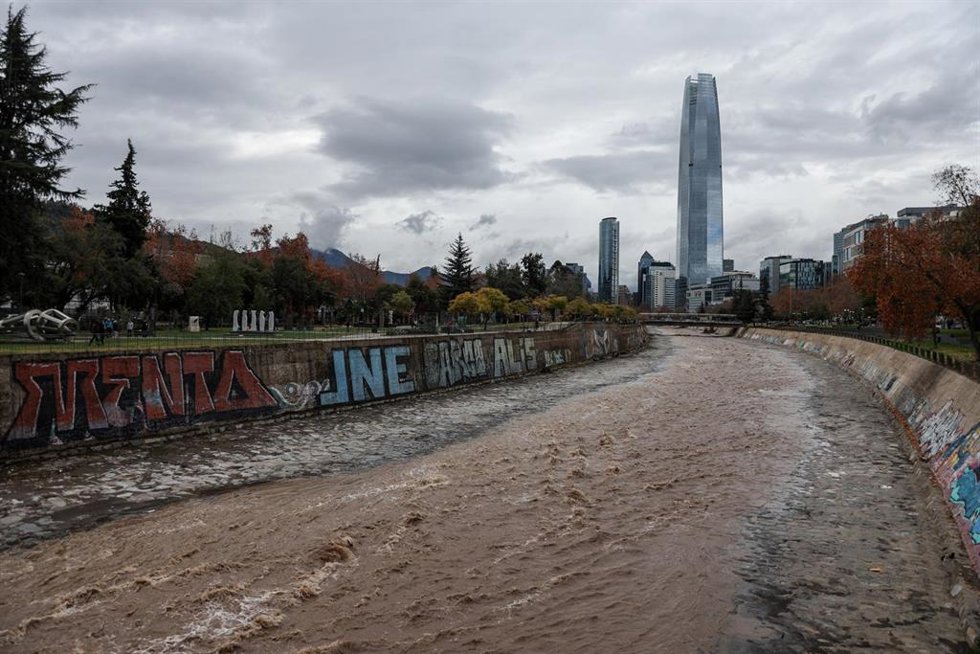 El río Mapocho a su paso por la capital de Chile, Santiago, ante las fuertes lluvias de los últimos días (archivo)