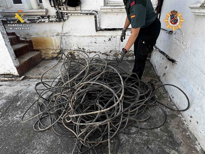 Detenido in fraganti el presunto autor del robo de cable del alumbrado público en Lardero