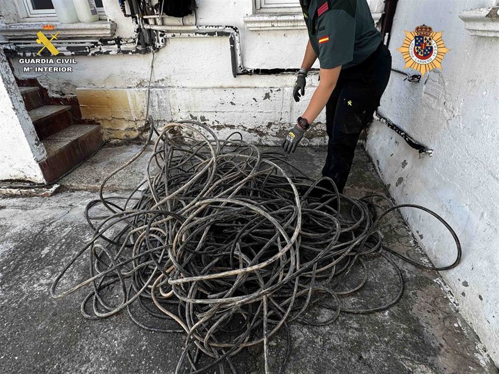 Detenido in fraganti el presunto autor del robo de cable del alumbrado público en Lardero