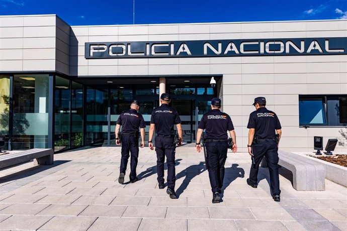 La Policía Nacional detiene a tres miembros de una organización criminal dedicada a cometer hurtos con el método de "la siembra"