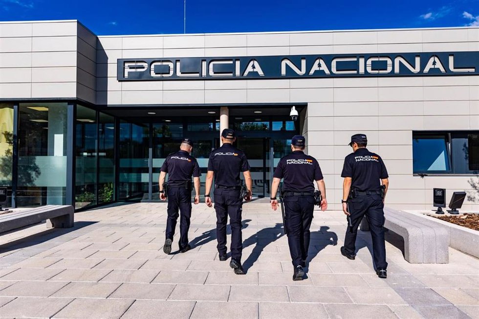 La Policía Nacional detiene a tres miembros de una organización criminal dedicada a cometer hurtos con el método de "la siembra"