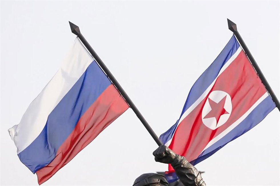 Archivo - Imagen de las banderas de Rusia y Corea del Norte.