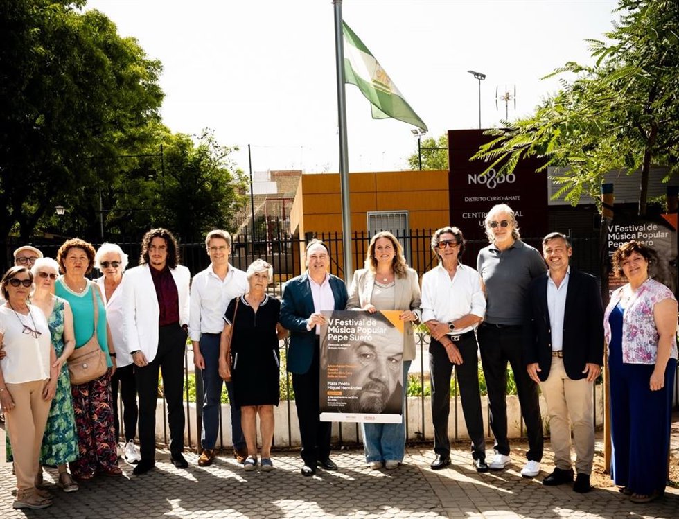 Foto de familia tras la presentación del Festival Pepe Suero, con la delegada municipal de Turismo y el delegado del Distrito Cerro Amate