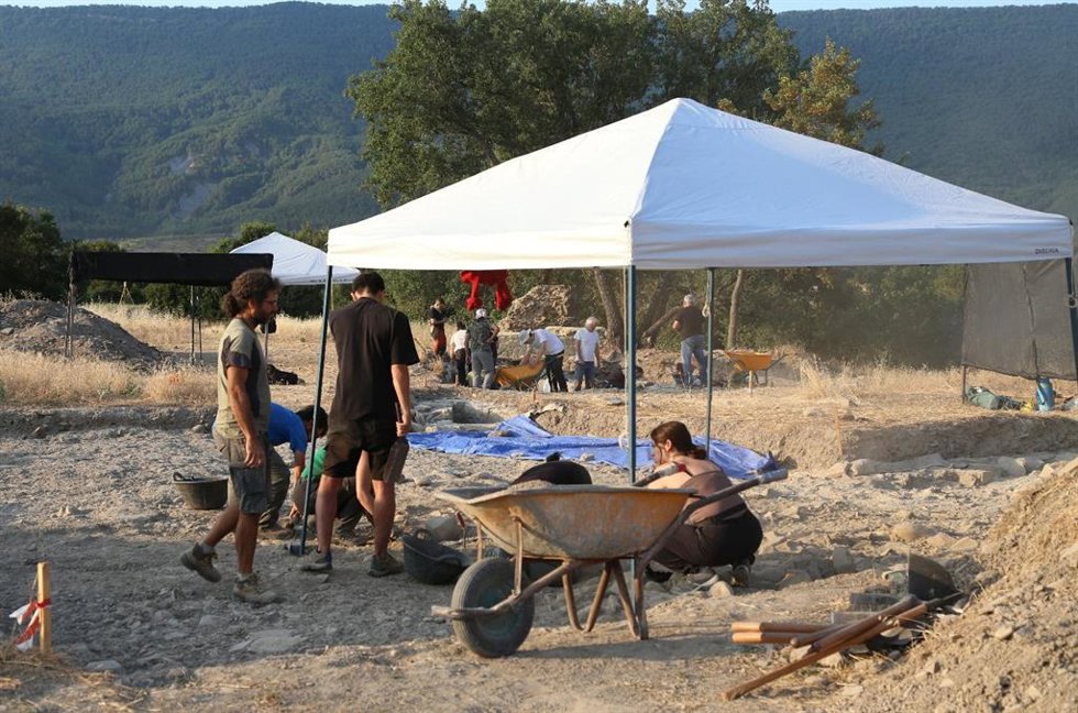 El yacimiento arqueológico de El Forau de la Tuta celebrará el próximo sábado 25 de julio una jornada de puertas abiertas en dos turnos en horario de 9.30 y 10.45 para mostrar los principales avances y hallazgos de la sexta campaña de excavaciones
