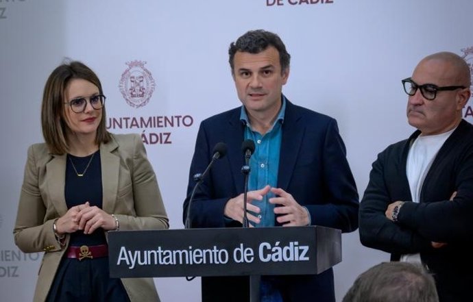 Archivo - El alcalde de Cádiz, Bruno García, con el concejal de Mantenimiento Urbano, José Carlos Teruel, y la concejala de Fiestas, Beatriz Gandullo.