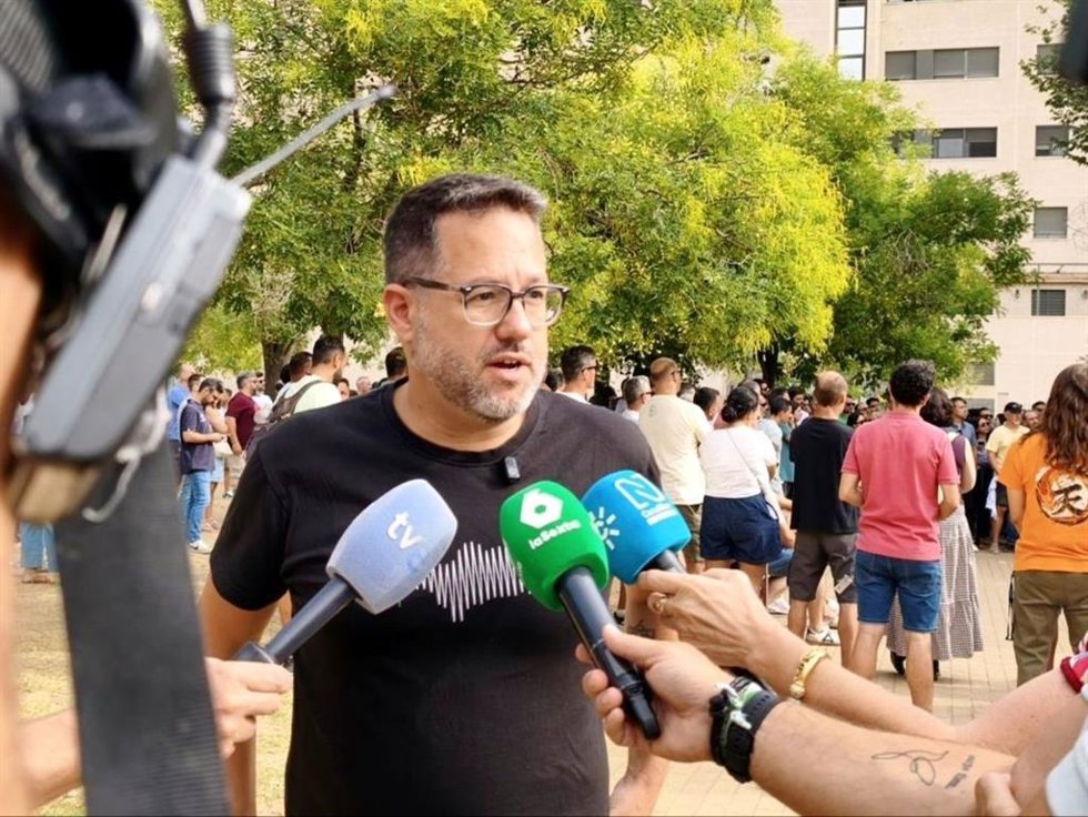 El portavoz de Adelante Andalucía, José Ignacio García, atiende a los medios.