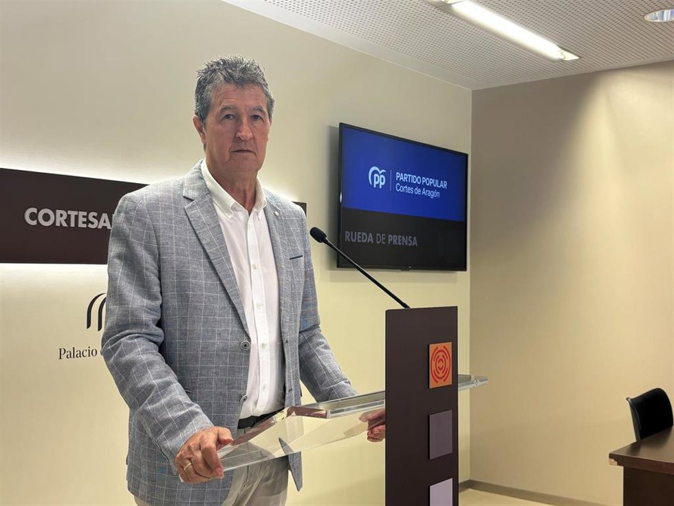 El diputado del PP en las Cortes de Aragón, Antonio Romero, en la sala de prensa.