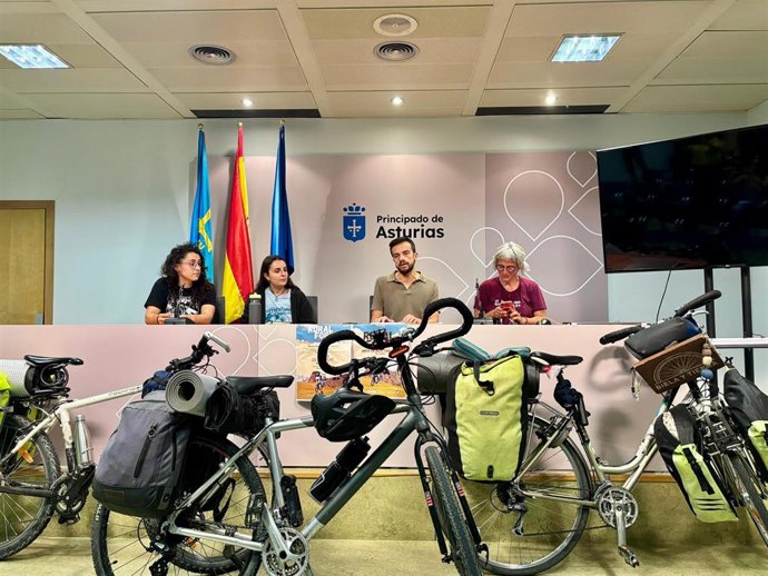 Gema Merino, Ana Sánchez, Juan Ponte, y Edurne Caballero, durante la presentación de la primera edición de Rural Forks en Asturias, este martes en Oviedo.