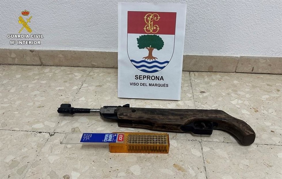 El Seprona detiene a una persona por tenencia ilícita de armas al modificar una carabina de aire comprimido para disparar munición metálica de calibre 22.