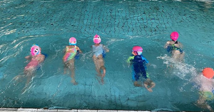 Imagen de un curso de natación.