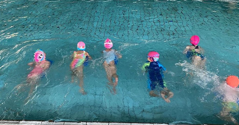 Imagen de un curso de natación.