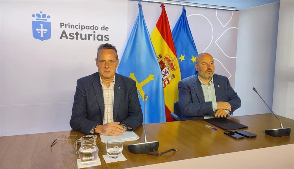 El consejero de Medio Rural, Marcelino Marcos, y el director general de Planificación agraria, Marcos da Rocha