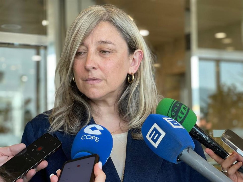 Archivo - La directora general de Ganadería y Sanidad Animal del Principado, Rocío Huerta, atiende a los medios este lunes.