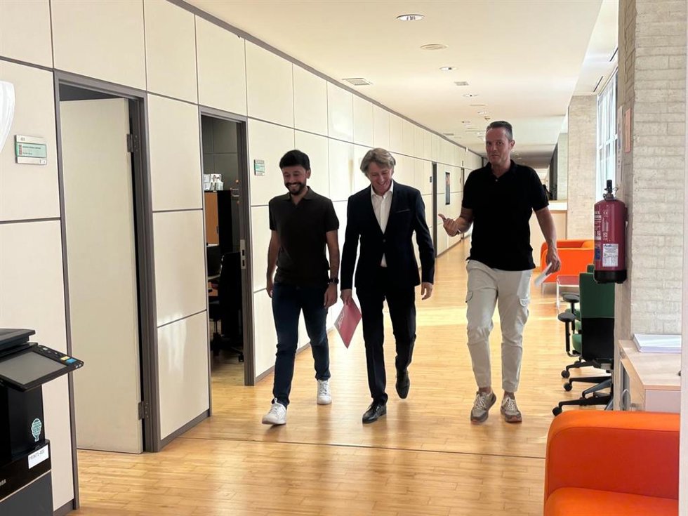 El secretario autonómico del PSOE, Carlos Martínez, en el pasillo del Grupo parlamentario Socialista en las Cortes