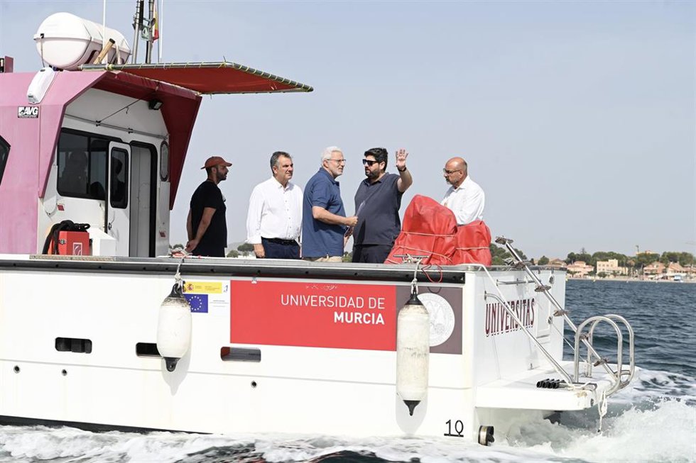 El presidente del Gobierno regional, Fernando López Miras, participó en una de las actuaciones de supervisión del estado del Mar Menor, acompañando a científicos, técnicos e investigadores
