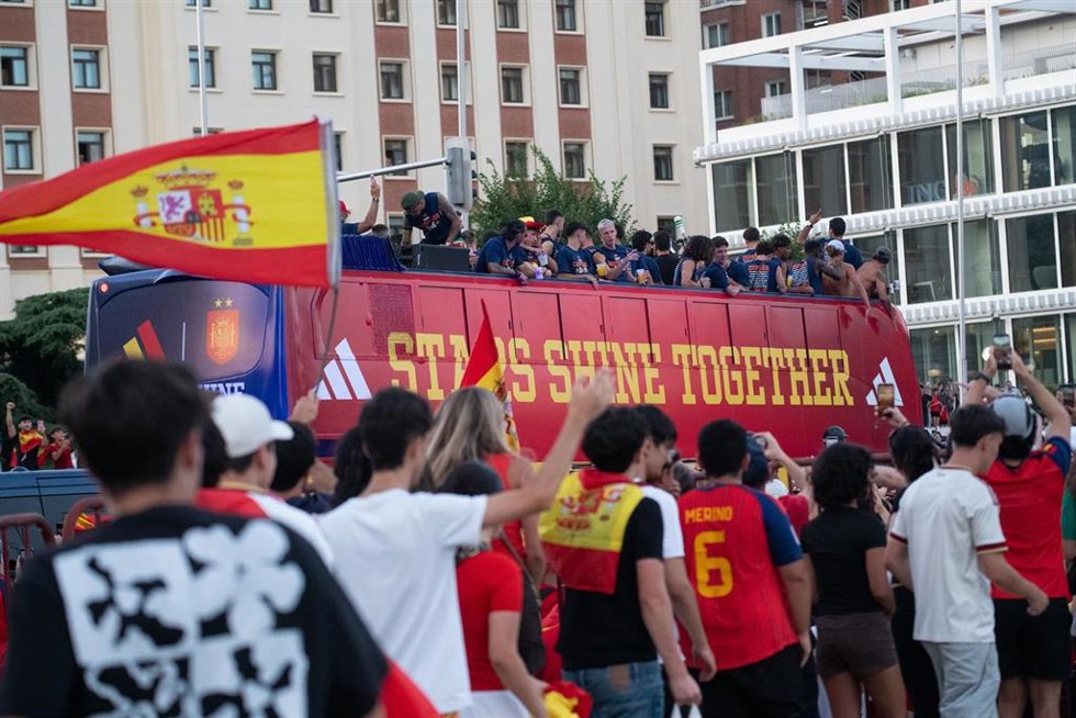 Cientos de personas reciben a los jugadores durante la rúa de celebración de la Selección Española por el triunfo en el Mundial 2026, a 20 de julio de 2026, en Madrid (España).