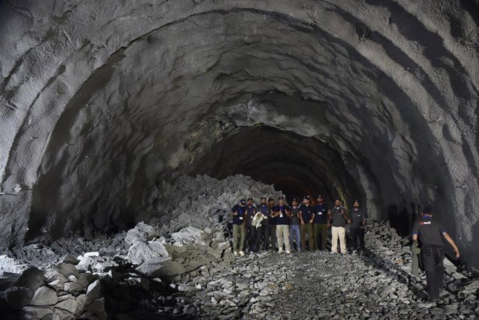 Archivo - Imagen de archivo de un túnel en construcción en India.