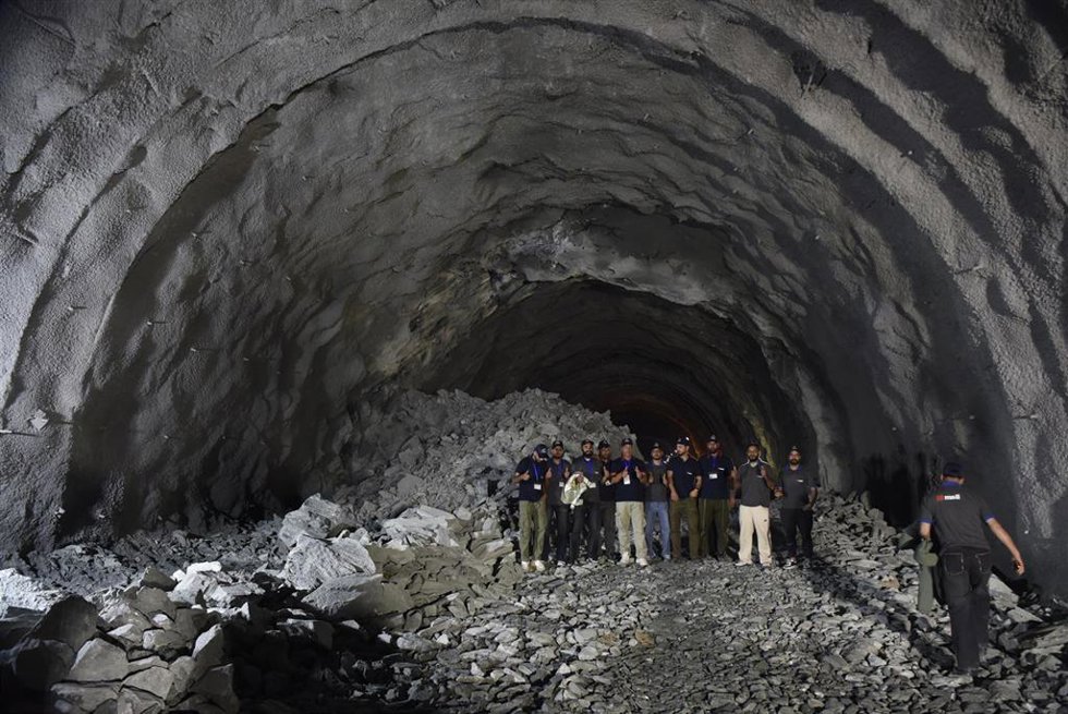 Archivo - Imagen de archivo de un túnel en construcción en India.