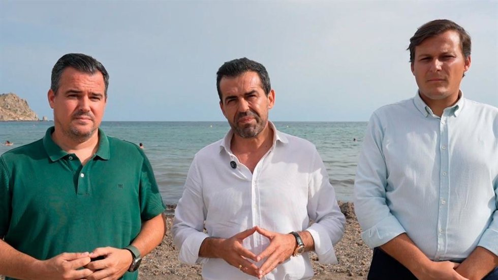 Vox llevará a la Asamblea una iniciativa para permitir la retirada de posidonia en las playas de la Región