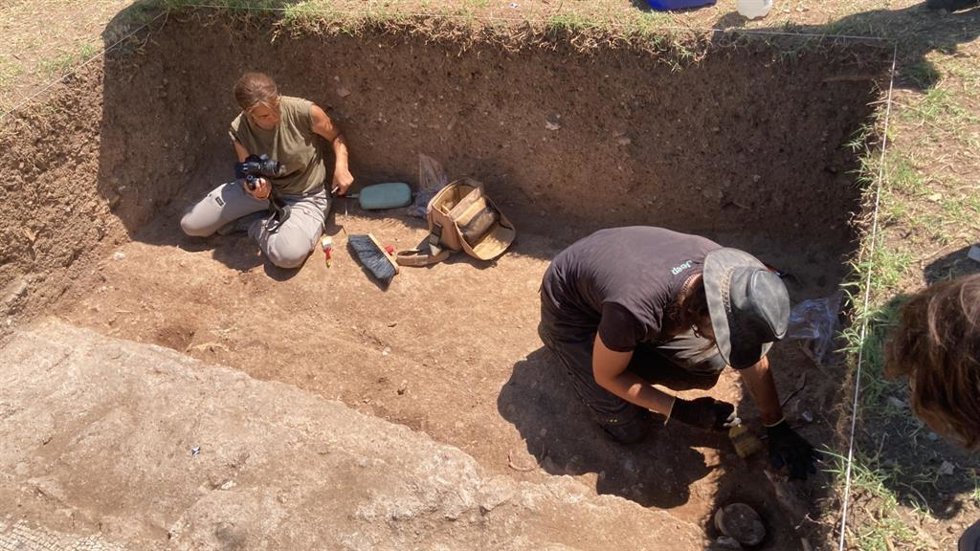 Investigadores en la excavación arqueológica dirigida por la Universidad Pablo de Olavide en la Villa de Bruno, en Tívoli (Italia).